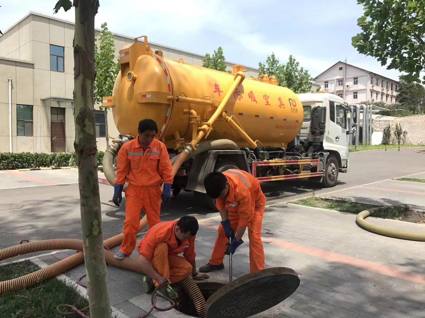 张家界管道疏通车停在窨井附近