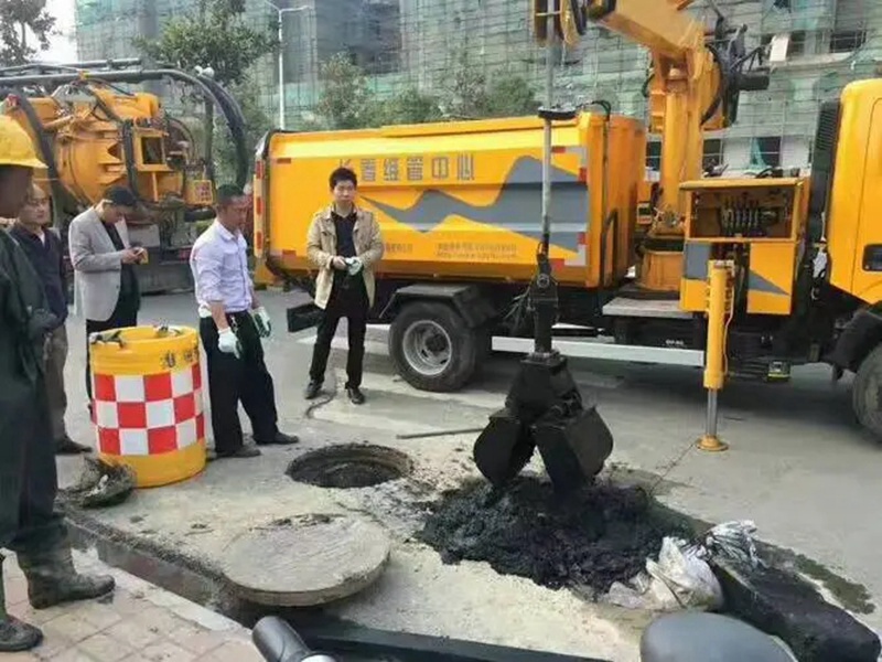 张家界街道：网格员化身“清道夫”，为民解忧疏通“堵心”化粪池