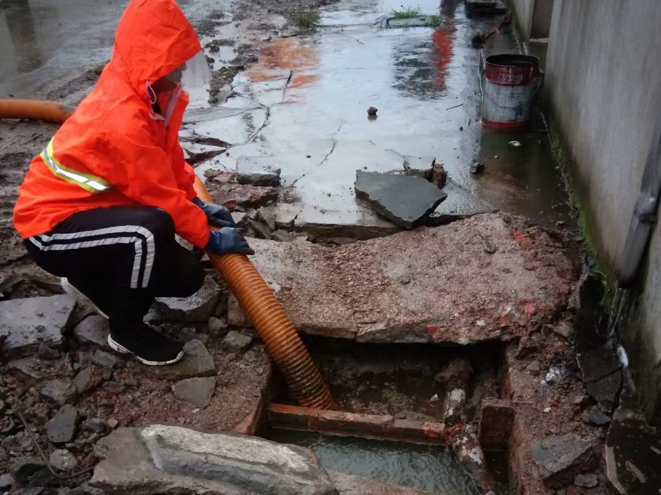 张家界专业清理污水池 炜誉市政以规范流程守护城市 “肠道”