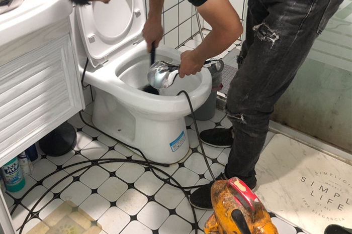 张家界马桶堵塞自己疏通还是找师傅?专业上门服务让你省时更省心